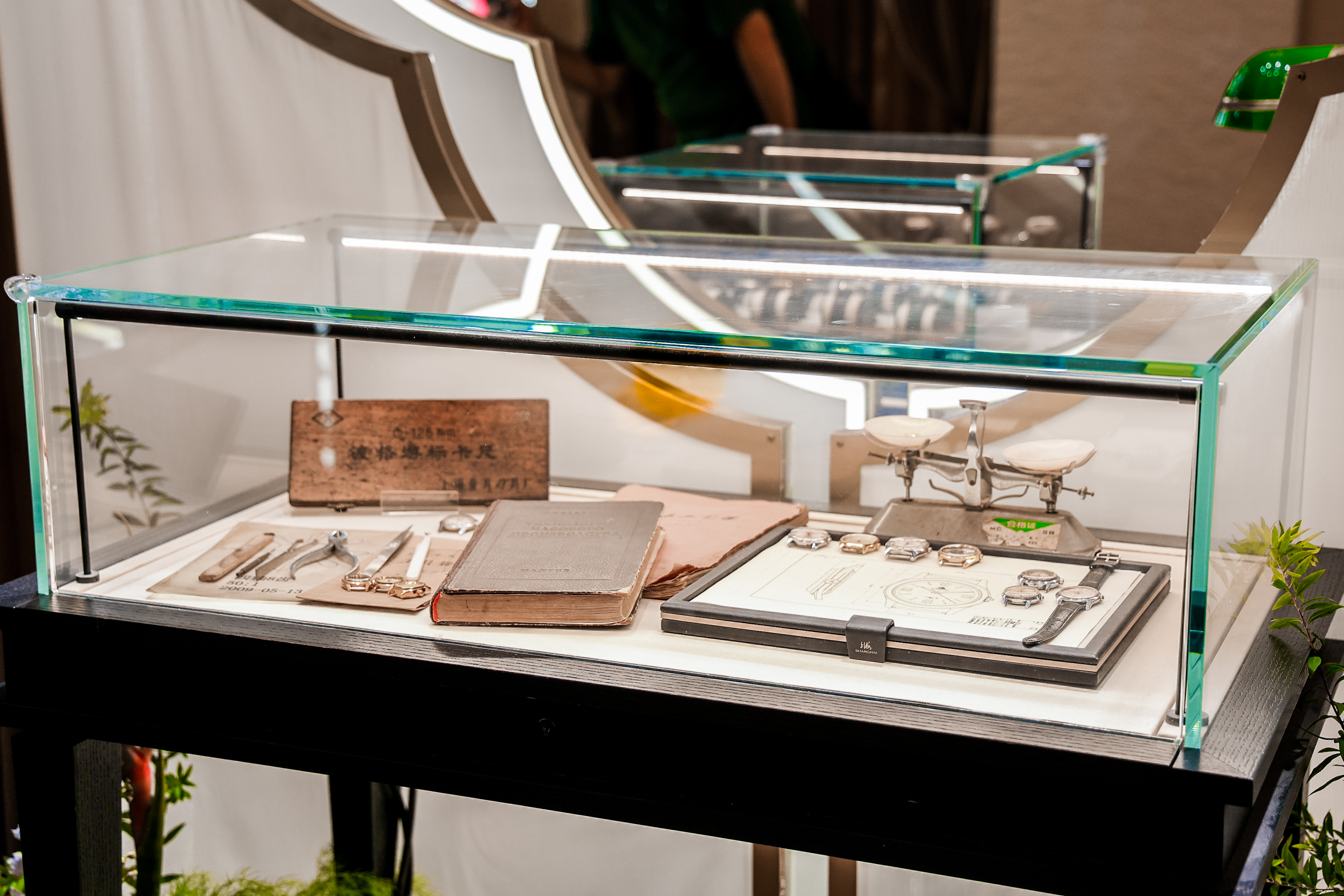 现场展出宝贵的汗青文件与造表工具.jpg